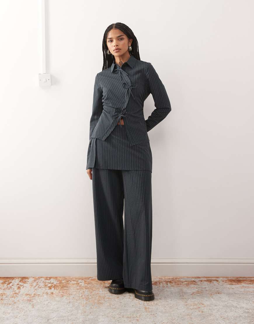 Reclaimed Vintage - Hosenrock in Marineblau mit Nadelstreifen, Kombiteil-Schwarz von Reclaimed Vintage