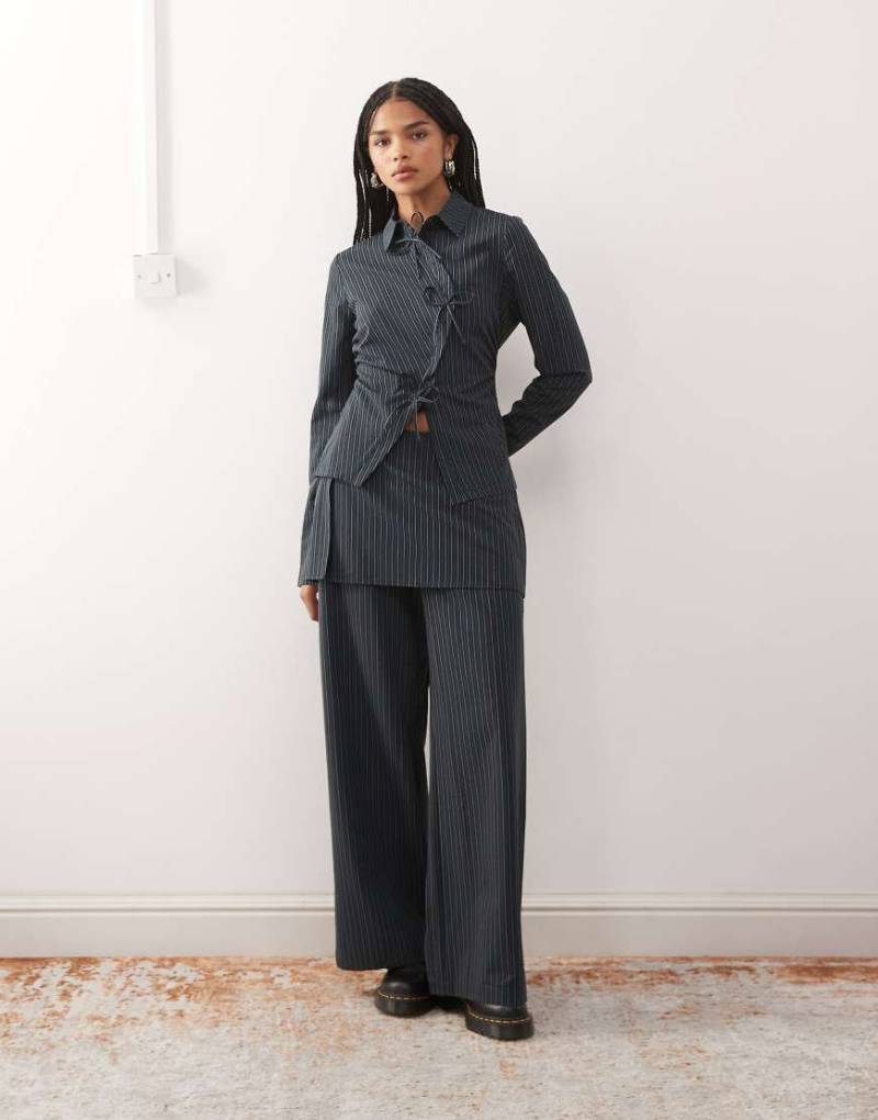 Reclaimed Vintage - Hosenrock in Marineblau mit Nadelstreifen, Kombiteil-Schwarz von Reclaimed Vintage