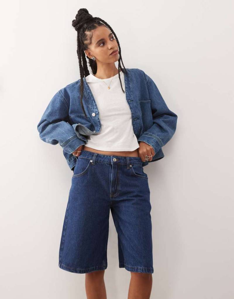 Reclaimed Vintage - Jeans-Jorts in mittelblauer Waschung Reclaimed Vintage - Jeans-Jorts in mittelblauer Waschung von Reclaimed Vintage