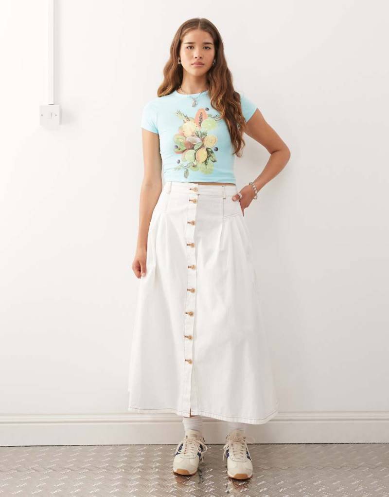 Reclaimed Vintage - Jeans-Midirock in Ecru mit Knopfleiste und braunen Nähten-Weiß von Reclaimed Vintage