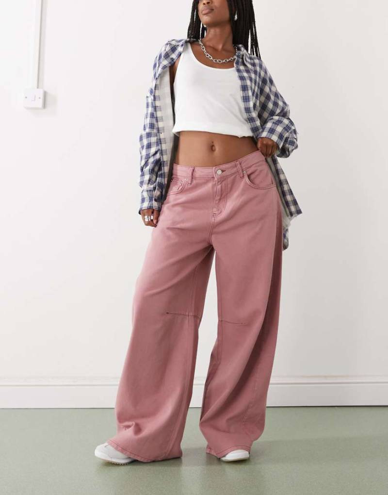 Reclaimed Vintage - Jeans in Waschung in Himbeerrosa mit weitem Bein von Reclaimed Vintage