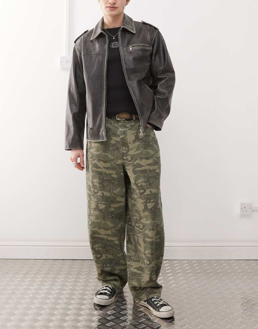 Reclaimed Vintage - Jeans mit weitem Bein und Military-Muster-Grün von Reclaimed Vintage