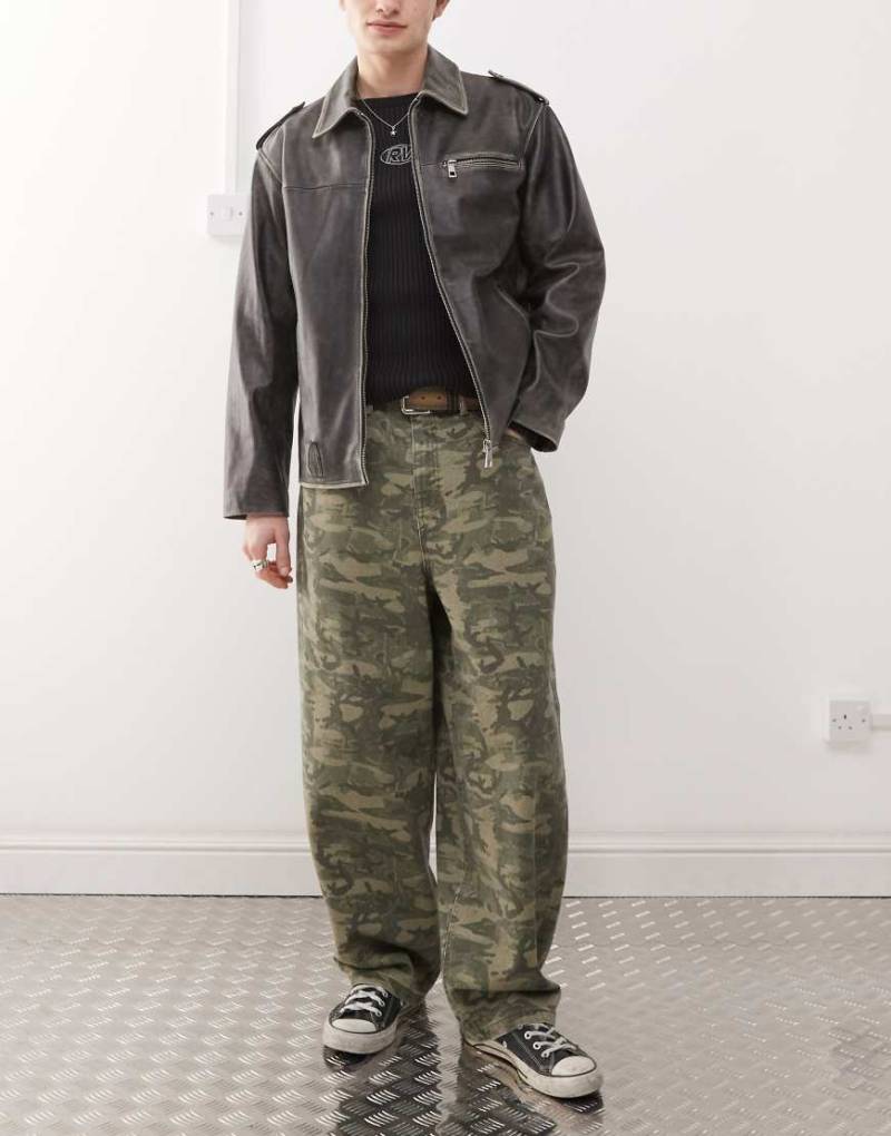 Reclaimed Vintage - Jeans mit weitem Bein und Military-Muster-Grün von Reclaimed Vintage