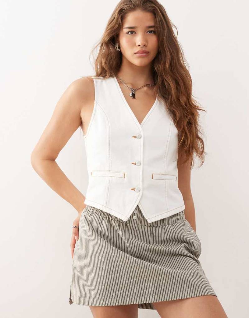 Reclaimed Vintage - Jeansweste in Ecru mit kontrastierenden, braunen Nähten-Weiß von Reclaimed Vintage