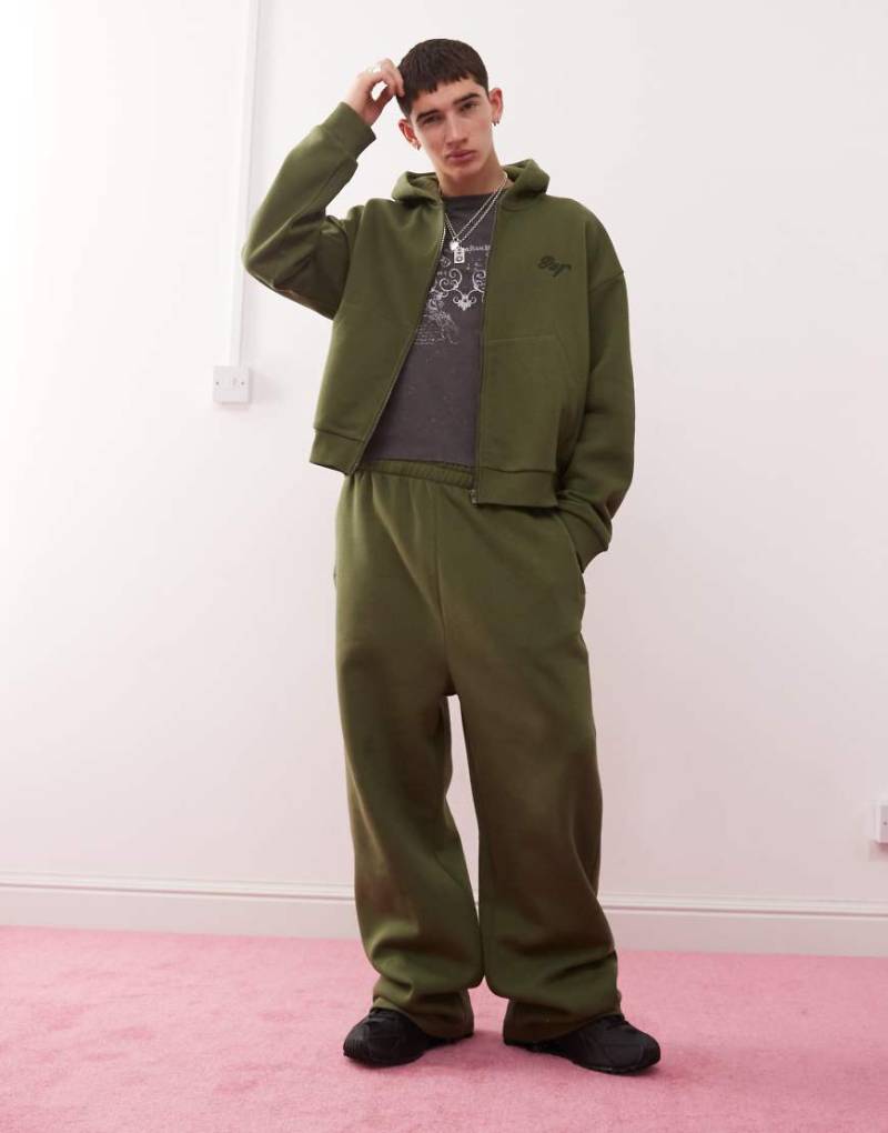 Reclaimed Vintage - Jogginghose in Khaki mit weitem Bein, Kombiteil-Grün von Reclaimed Vintage