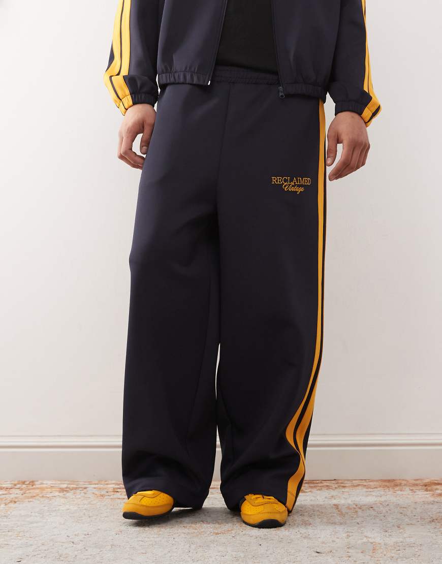 Reclaimed Vintage - Jogginghose in Marineblau mit Seitenstreifen und weitem Bein, Kombiteil von Reclaimed Vintage