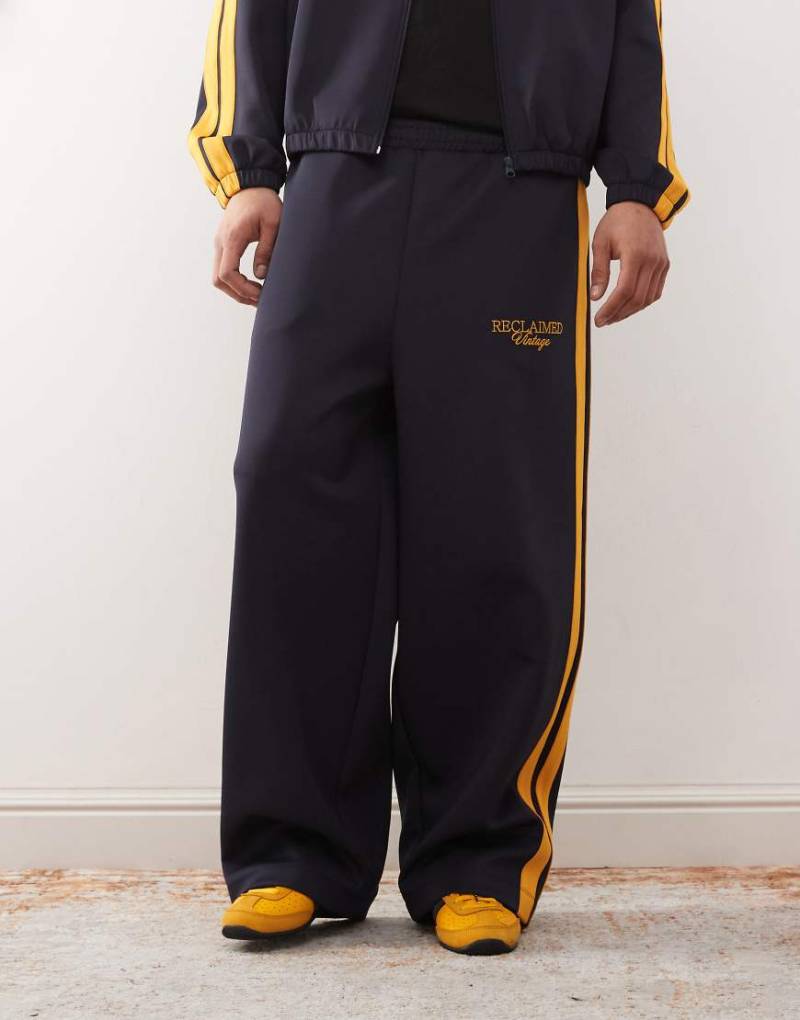 Reclaimed Vintage - Jogginghose in Marineblau mit Seitenstreifen und weitem Bein, Kombiteil von Reclaimed Vintage