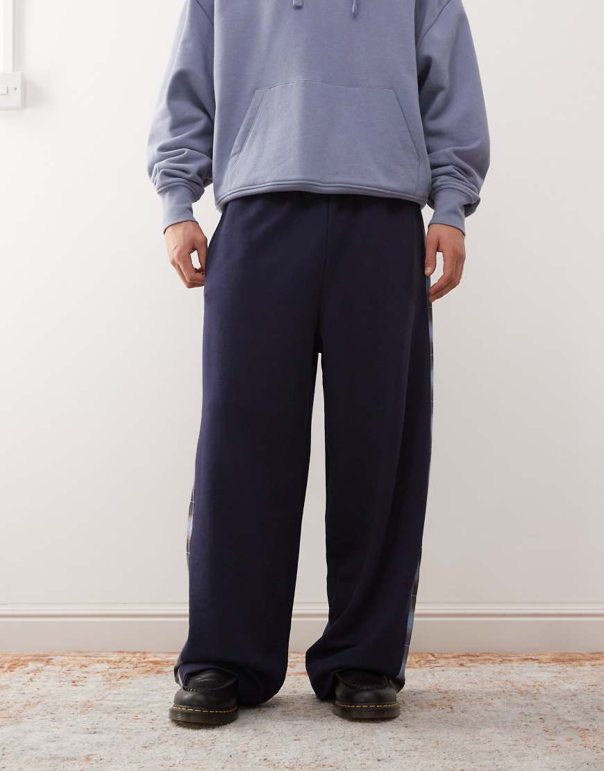 Reclaimed Vintage - Jogginghose in Marineblau mit weitem Bein und kariertem Seiteneinsatz-Grau von Reclaimed Vintage