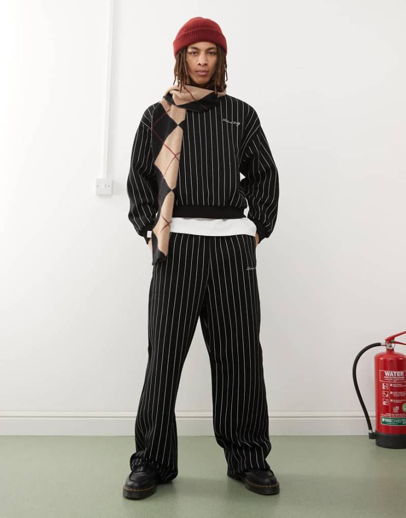 Reclaimed Vintage - Jogginghose in Schwarz mit Nadelstreifen und weitem Bein von Reclaimed Vintage