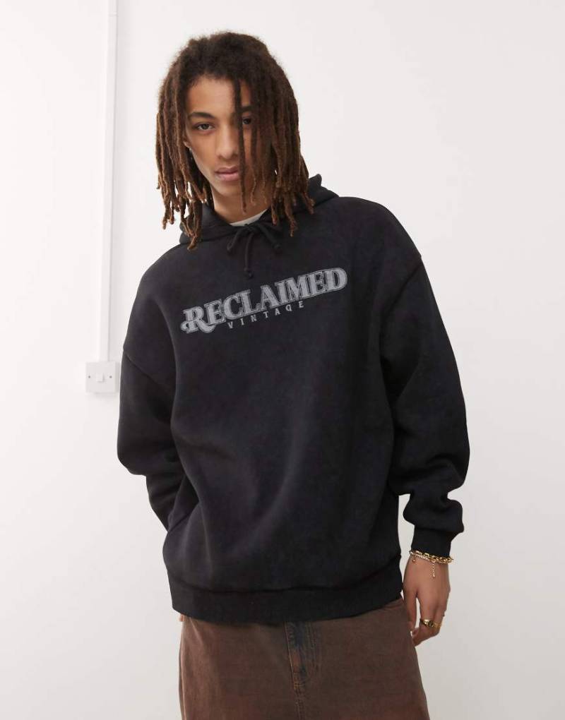 Reclaimed Vintage - Kapuzenpullover in verwaschenem Schwarz von Reclaimed Vintage