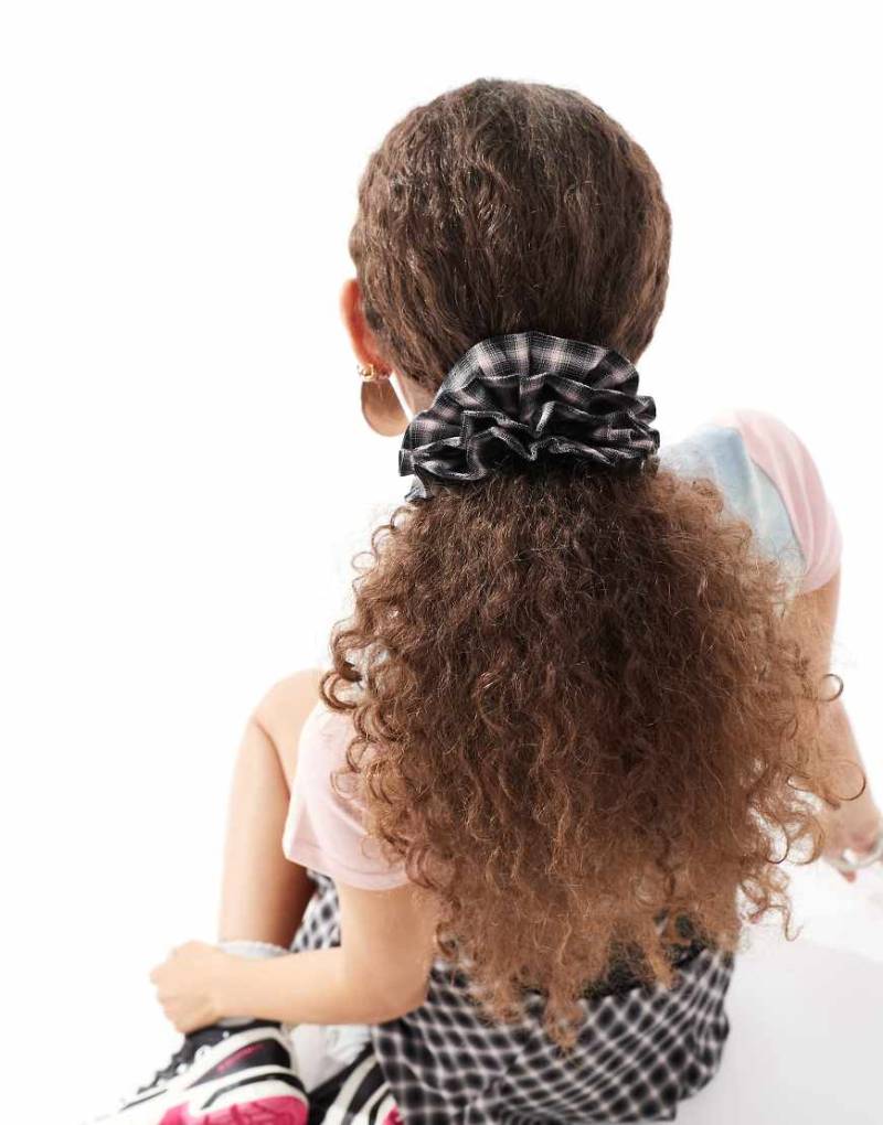 Reclaimed Vintage - Scrunchie-Haargummi in Rosa und Schwarz kariert, Kombiteil-Bunt von Reclaimed Vintage