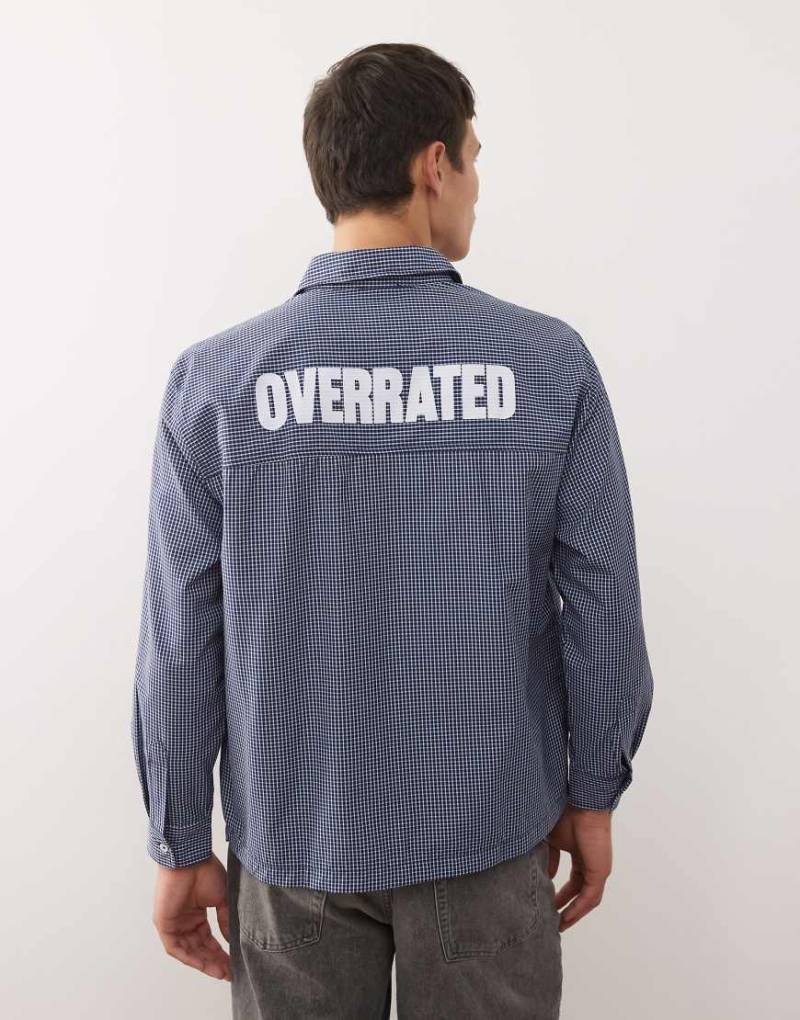 Reclaimed Vintage - Kariertes, kastiges Cropped-Hemd in Blau-Weiß mit Rückenprint-Bunt von Reclaimed Vintage