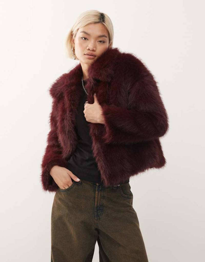 Reclaimed Vintage - Kastige Jacke in Pflaume mit Kunstpelz-Rot von Reclaimed Vintage