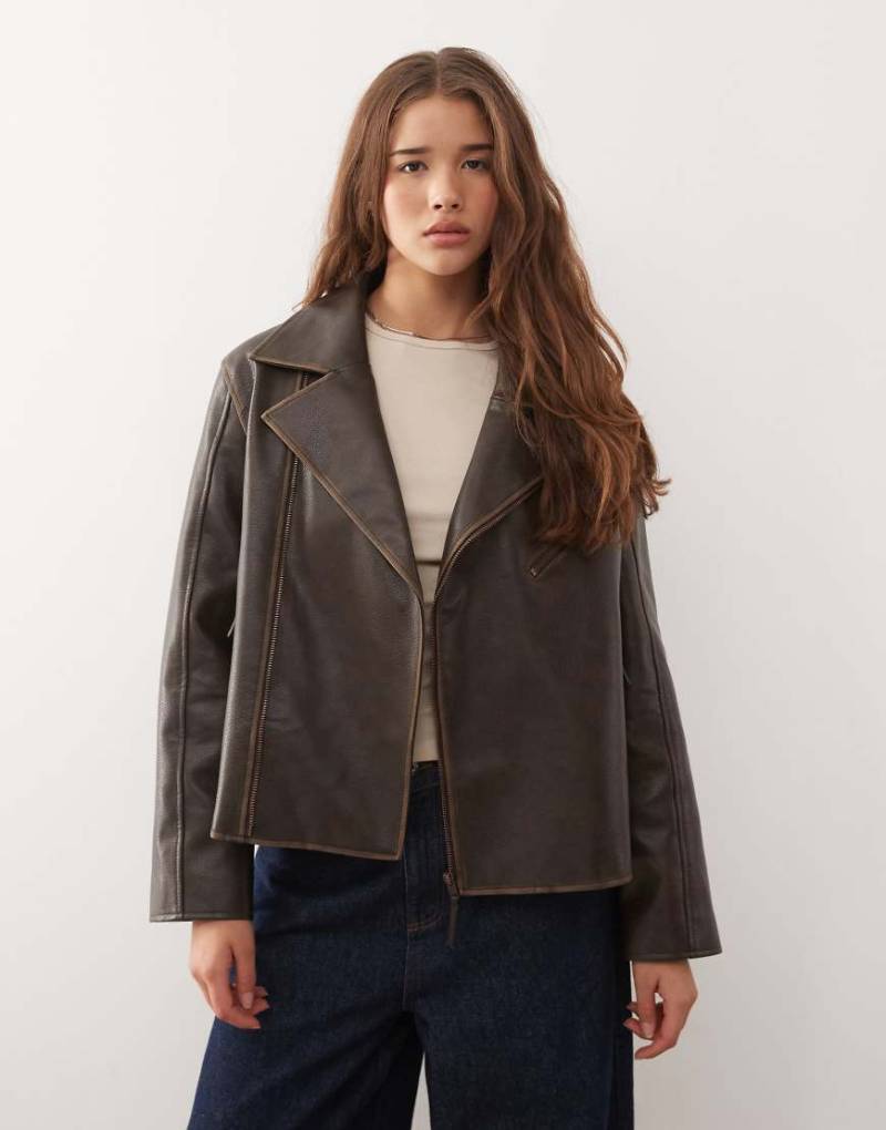 Reclaimed Vintage - Kastige Motorradjacke aus Kunstleder in Schokobraun-Brown von Reclaimed Vintage