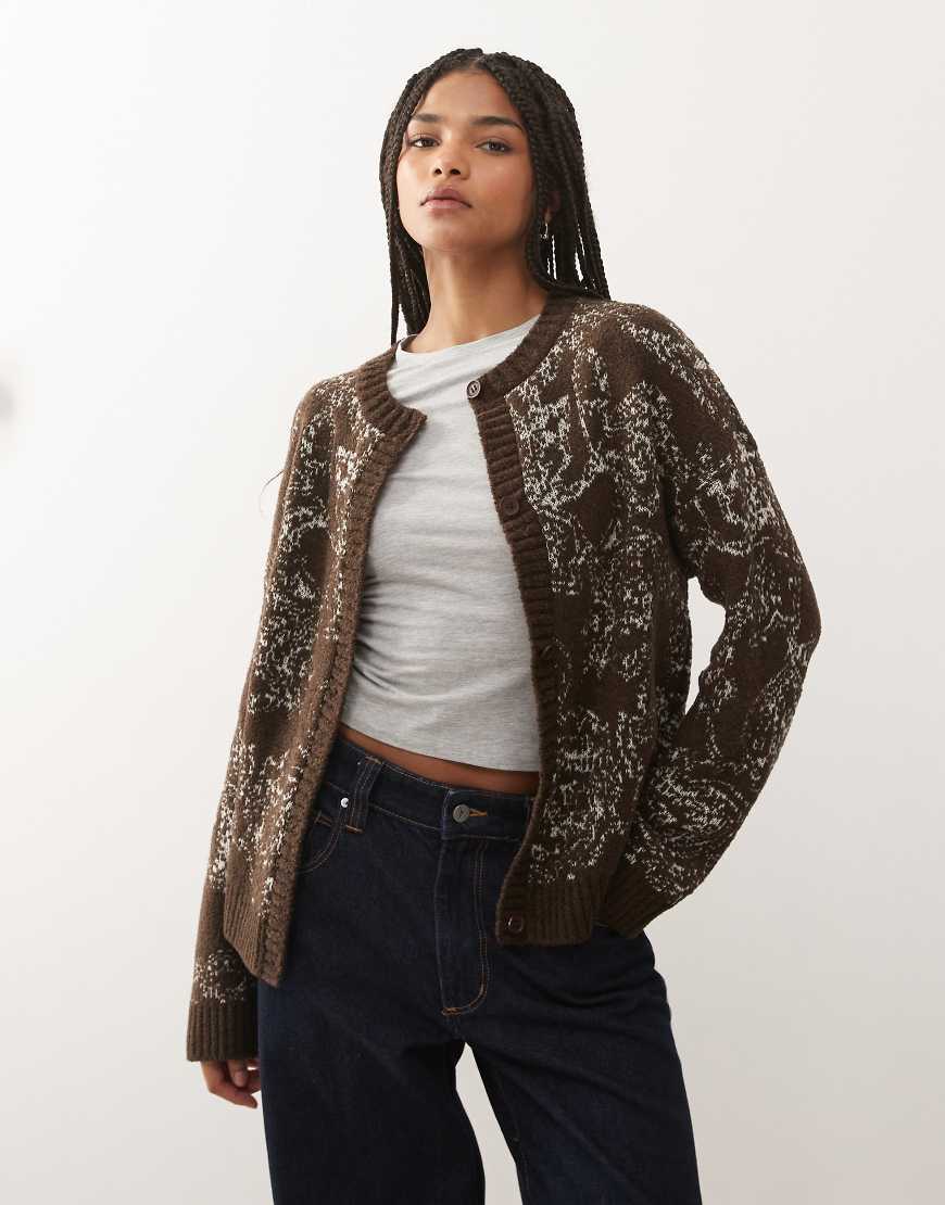 Reclaimed Vintage - Kastige Strickjacke in Braun mit Gobelin-Muster-Brown von Reclaimed Vintage