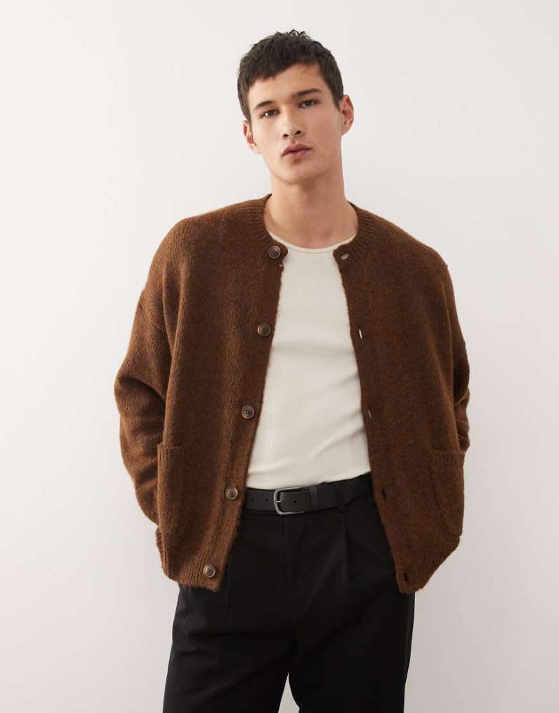 Reclaimed Vintage - Kastige Strickjacke in Braun mit Taschen vorne-Grün von Reclaimed Vintage