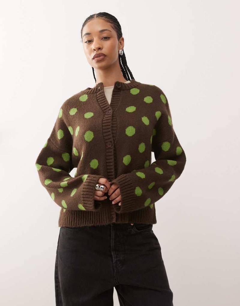 Reclaimed Vintage - Kastige Strickjacke in Braun mit grünen Polka Dots-Brown Reclaimed Vintage - Kastige Strickjacke in Braun mit grünen Polka Dots-Brown von Reclaimed Vintage