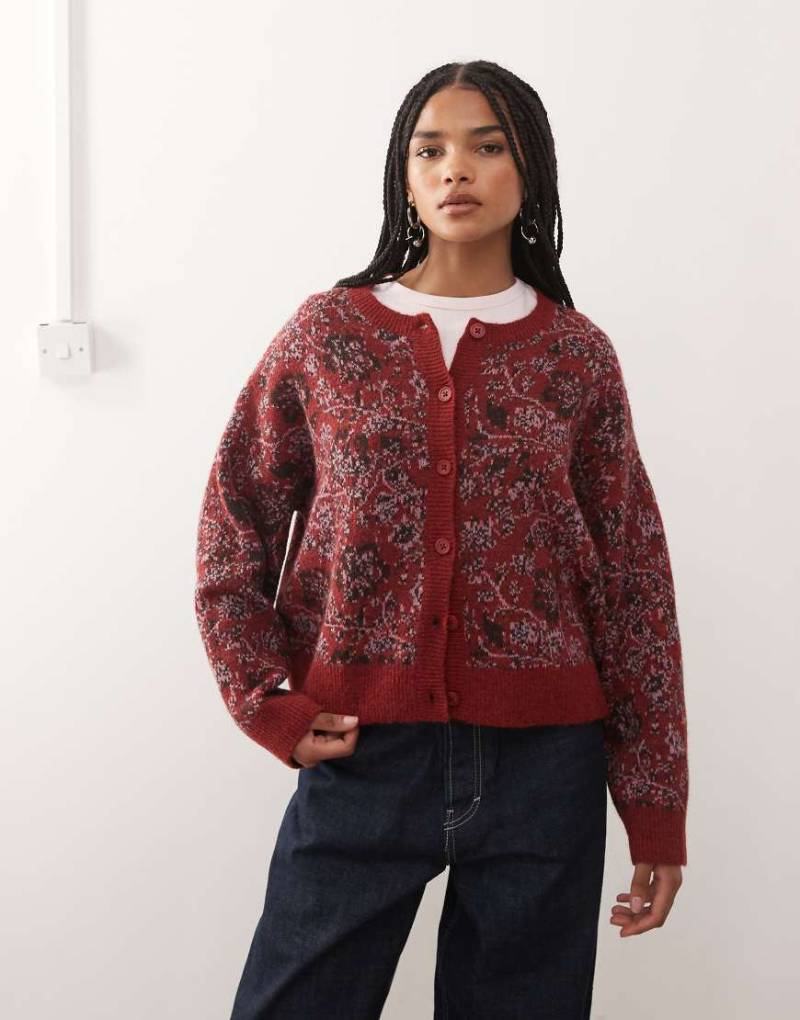 Reclaimed Vintage - Kastige Strickjacke in Pflaume mit Teppichmuster-Rot Reclaimed Vintage - Kastige Strickjacke in Pflaume mit Teppichmuster-Rot von Reclaimed Vintage