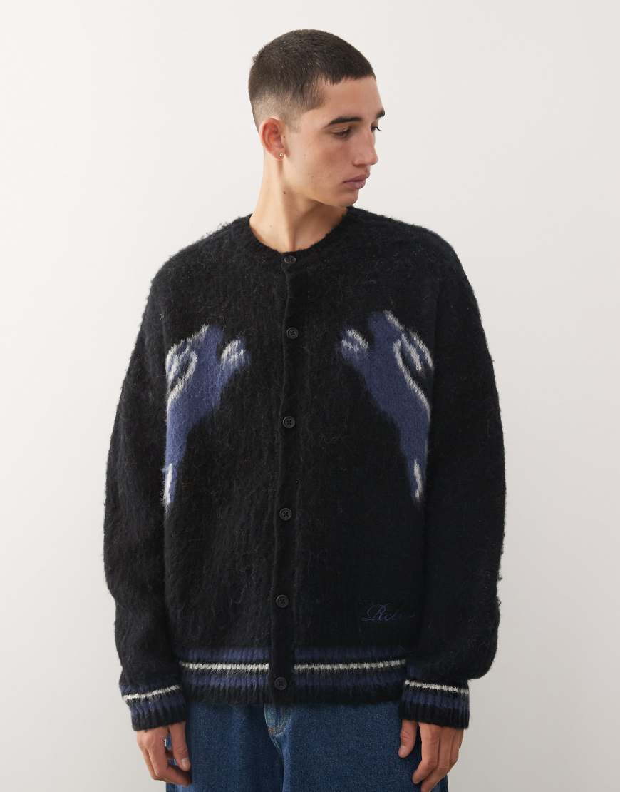 Reclaimed Vintage - Kastige Strickjacke in Schwarz mit Hasenmuster und Rundhalsausschnitt-Marineblau Reclaimed Vintage - Kastige Strickjacke in Schwarz mit Hasenmuster und Rundhalsausschnitt-Marineblau von Reclaimed Vintage
