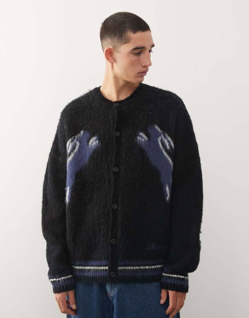 Reclaimed Vintage - Kastige Strickjacke in Schwarz mit Hasenmuster und Rundhalsausschnitt-Marineblau Reclaimed Vintage - Kastige Strickjacke in Schwarz mit Hasenmuster und Rundhalsausschnitt-Marineblau von Reclaimed Vintage