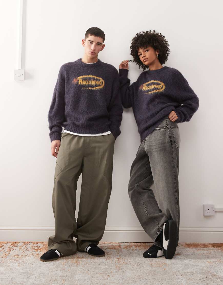 Reclaimed Vintage - Kastiger, angerauter Unisex-Strickpullover in Marineblau mit Rundhalsausschnitt und Logo von Reclaimed Vintage