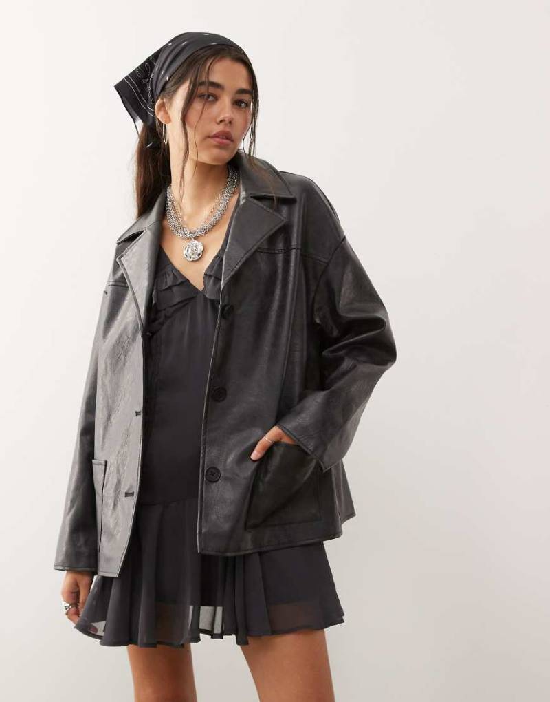 Reclaimed Vintage - Kastiger Blazer in schwarzer Lederoptik von Reclaimed Vintage