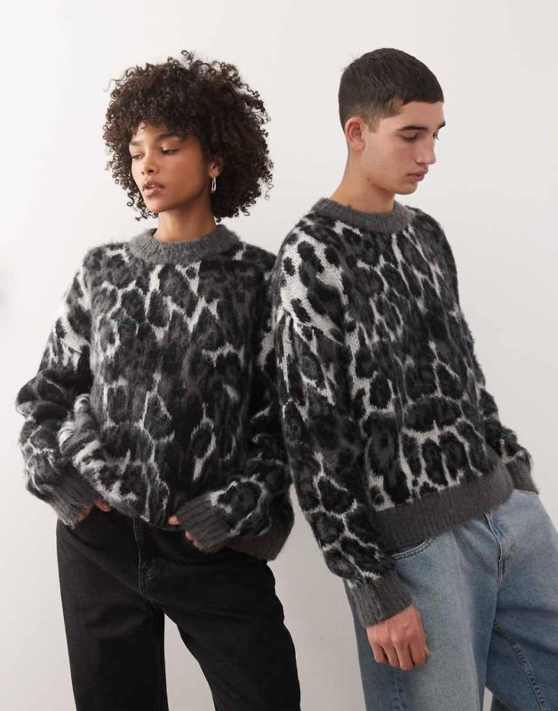 Reclaimed Vintage - Kastiger Unisex-Pullover in Grau mit Rundhalsausschnitt und Leopardenmuster-Grün von Reclaimed Vintage