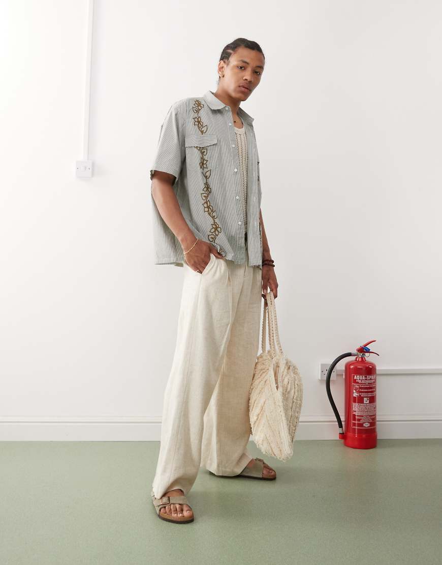 Reclaimed Vintage - Kastiges, kurzärmliges Hemd in gestreiftem Grün mit Blumenrankenstickerei-Bunt von Reclaimed Vintage