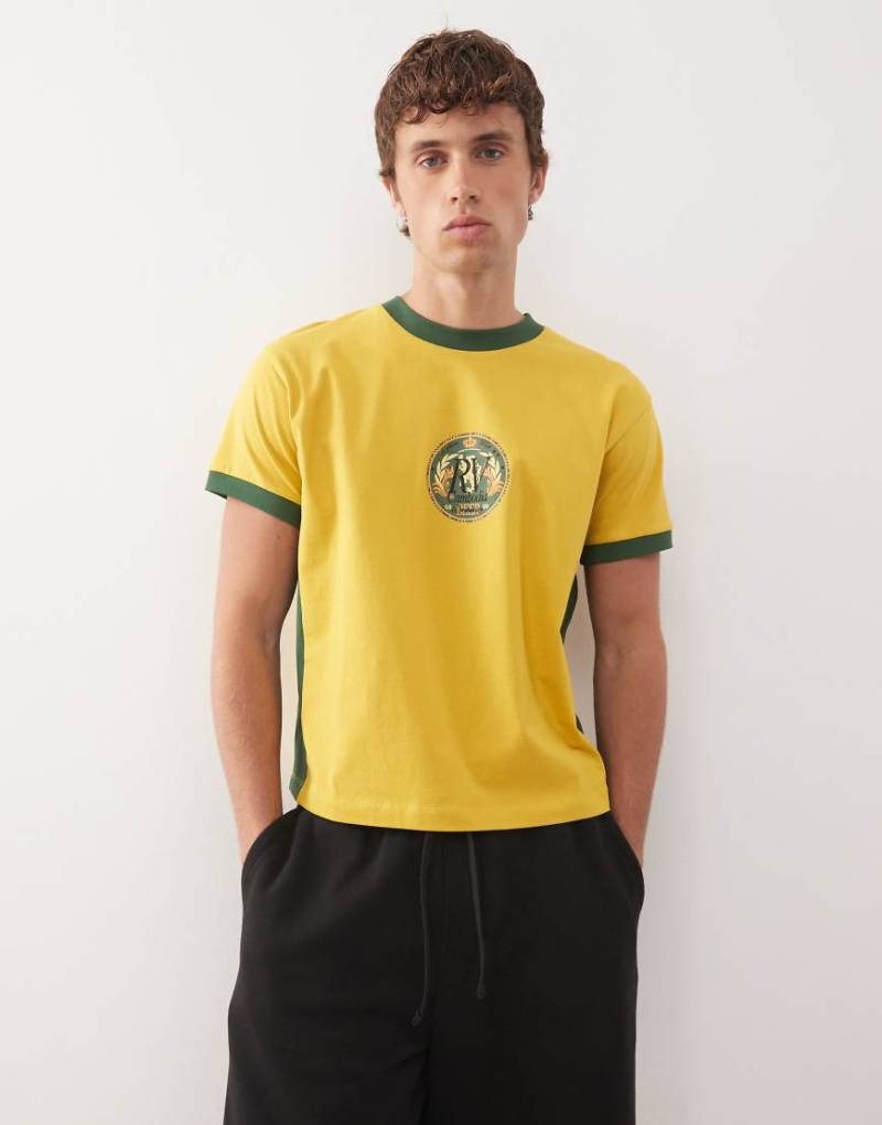 Reclaimed Vintage - Kastiges Cropped Ringer-T-Shirt in Gelb und Grün mit Bierdeckel-Print von Reclaimed Vintage