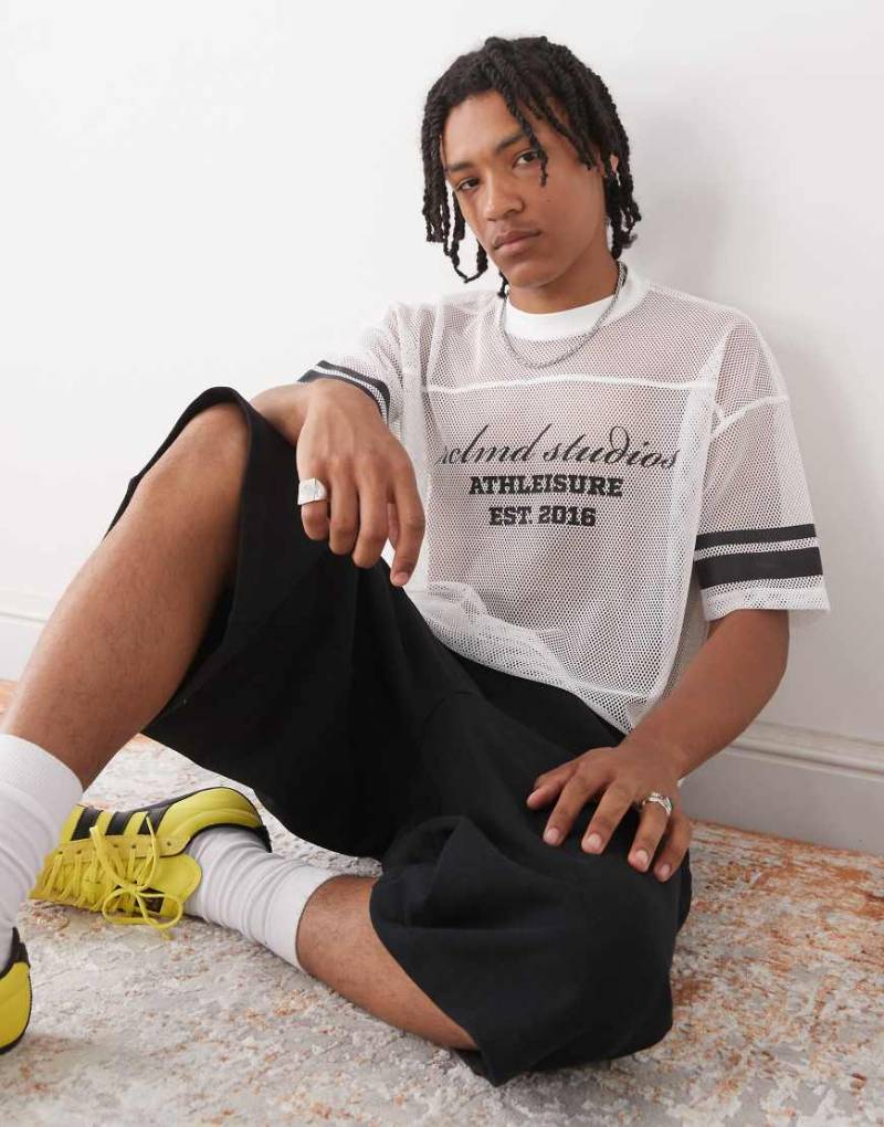 Reclaimed Vintage - Kastiges Cropped T-Shirt aus Airtex in Weiß mit Print von Reclaimed Vintage