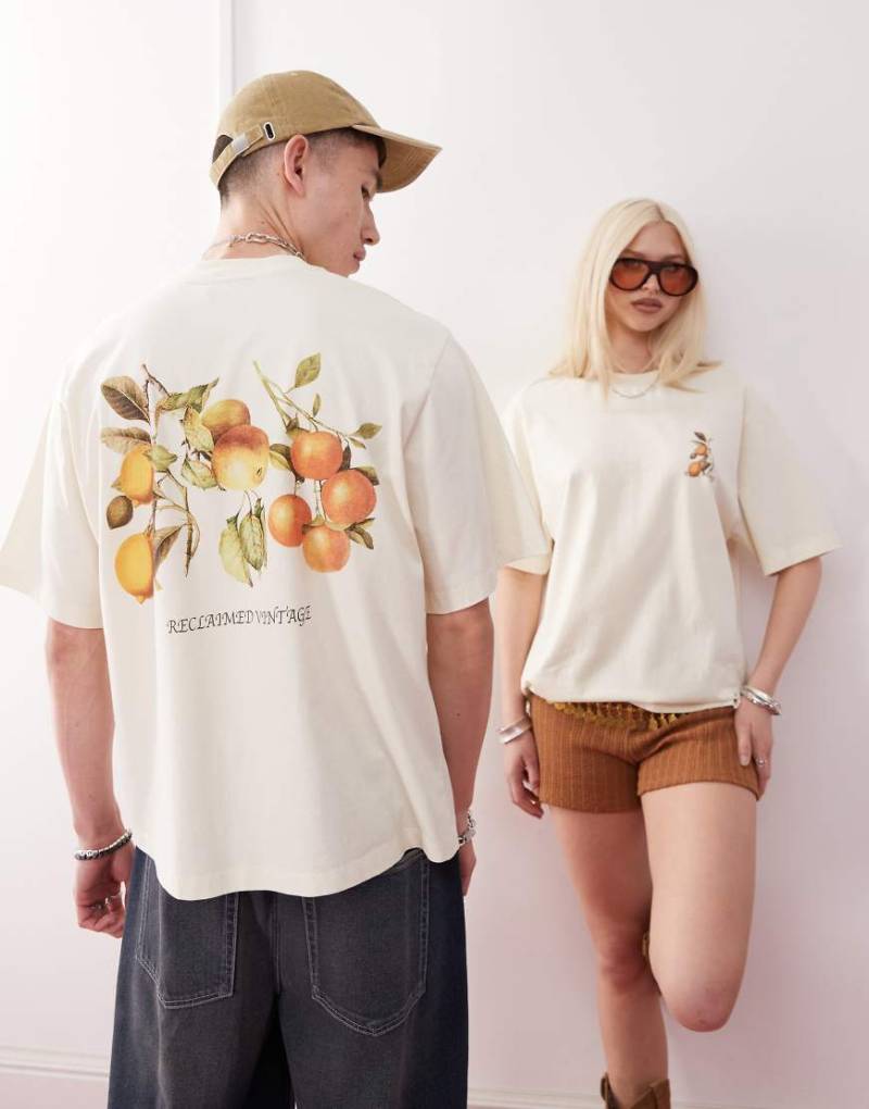 Reclaimed Vintage - Kastiges Cropped-Unisex-T-Shirt in Ecru mit Früchteprint am Rücken-Weiß von Reclaimed Vintage