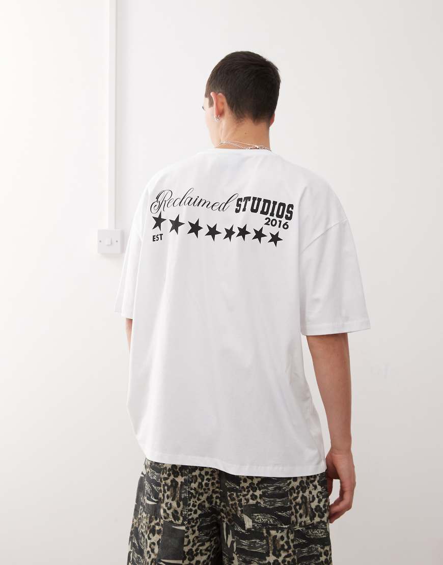 Reclaimed Vintage - Kastiges Oversize-T-Shirt in Weiß mit Grafikprint am Rücken-Schwarz Reclaimed Vintage - Kastiges Oversize-T-Shirt in Weiß mit Grafikprint am Rücken-Schwarz von Reclaimed Vintage