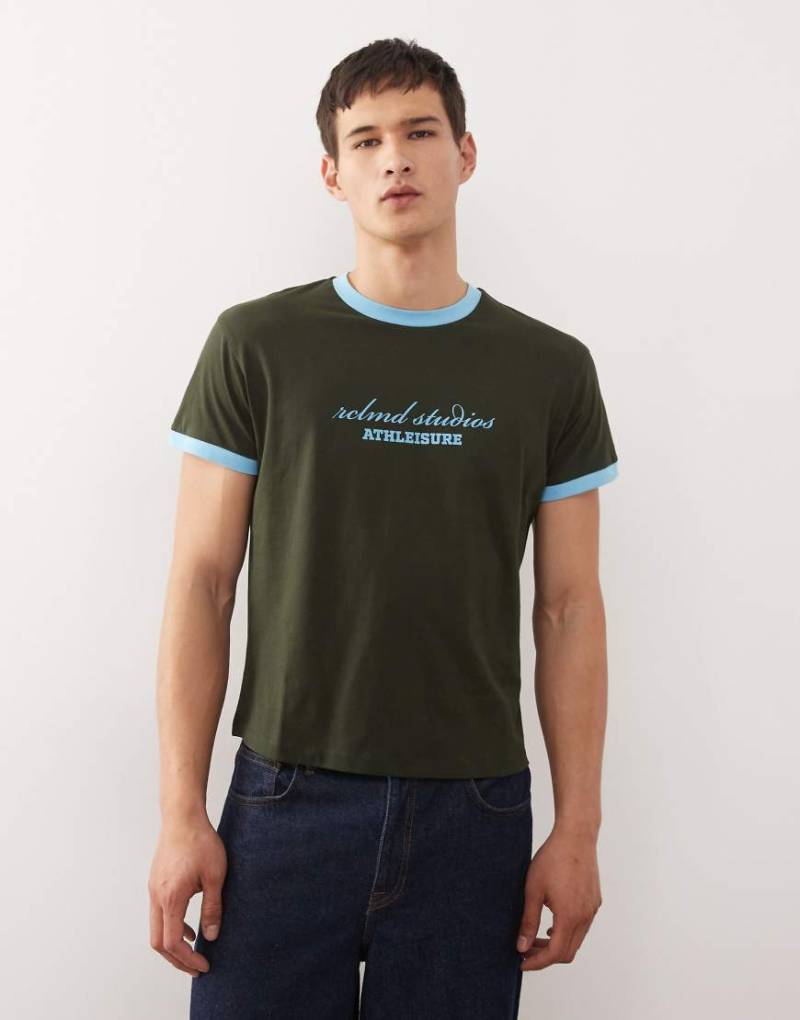 Reclaimed Vintage - Kastiges Ringer-T-Shirt im Cropped-Stil in Anthrazit und Blau mit Markenlogo-Brown von Reclaimed Vintage