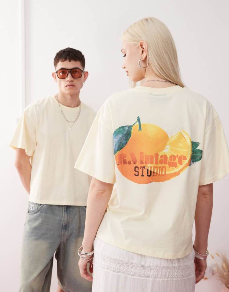Reclaimed Vintage - Kastiges Unisex-T-Shirt in Buttermilchgelb mit Früchte-Grafikprint von Reclaimed Vintage