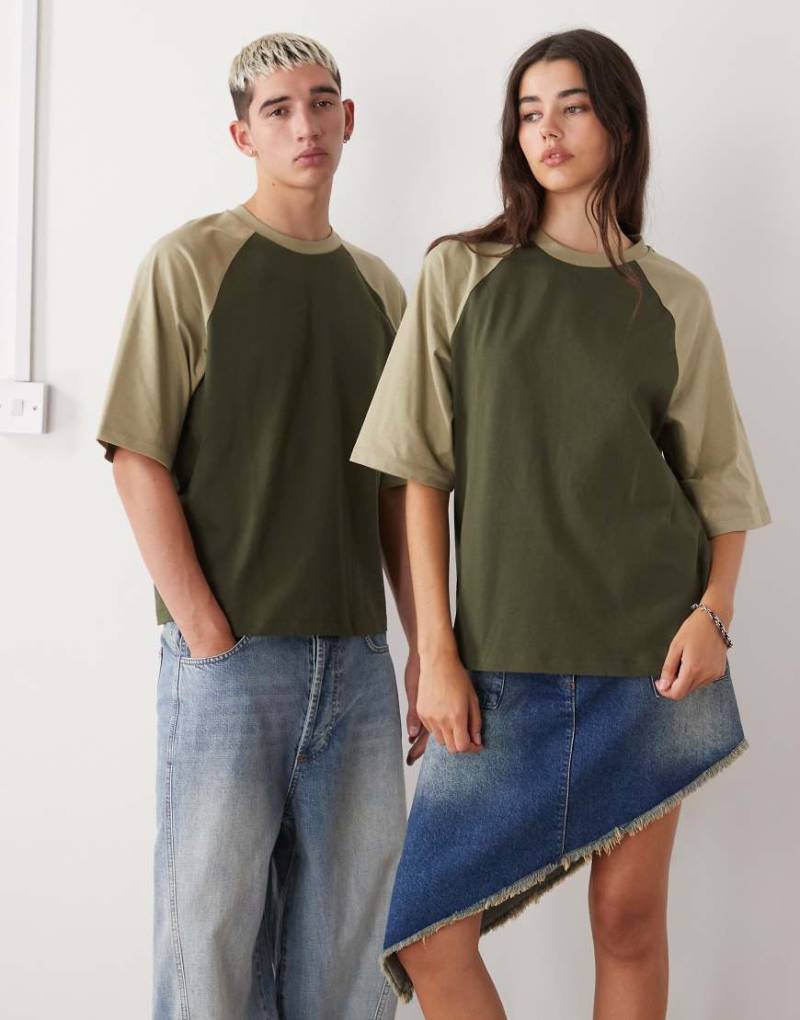 Reclaimed Vintage - Cropped Unisex-T-Shirt in Khaki und Olivgrün mit Raglanärmeln und kastigem Schnitt von Reclaimed Vintage