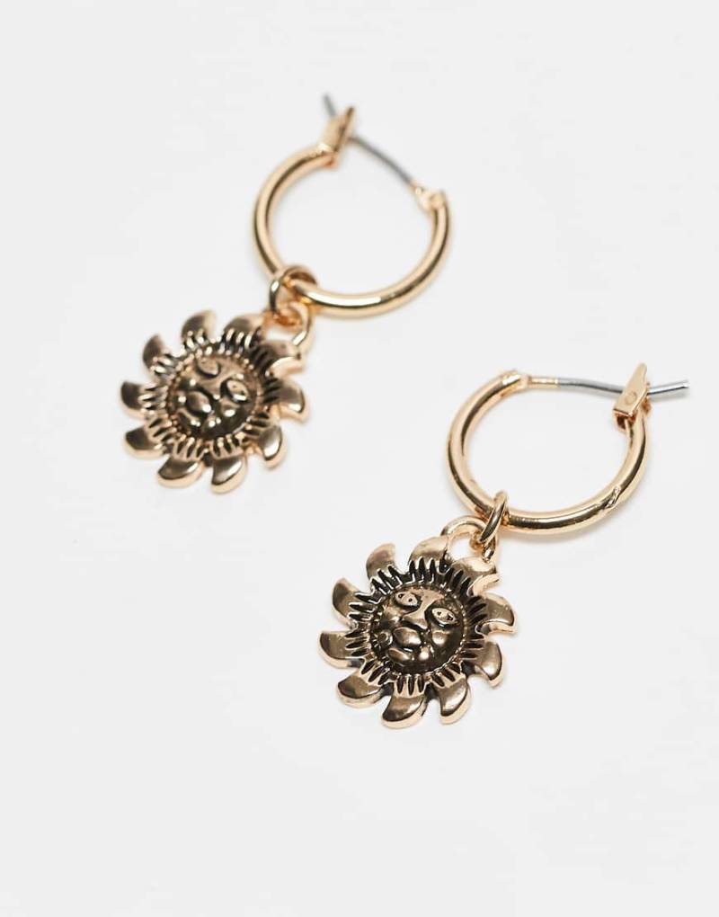 Reclaimed Vintage - Kleine Unisex-Creolen in Goldoptik mit Sonnenschein-Anhänger-Goldfarben von Reclaimed Vintage