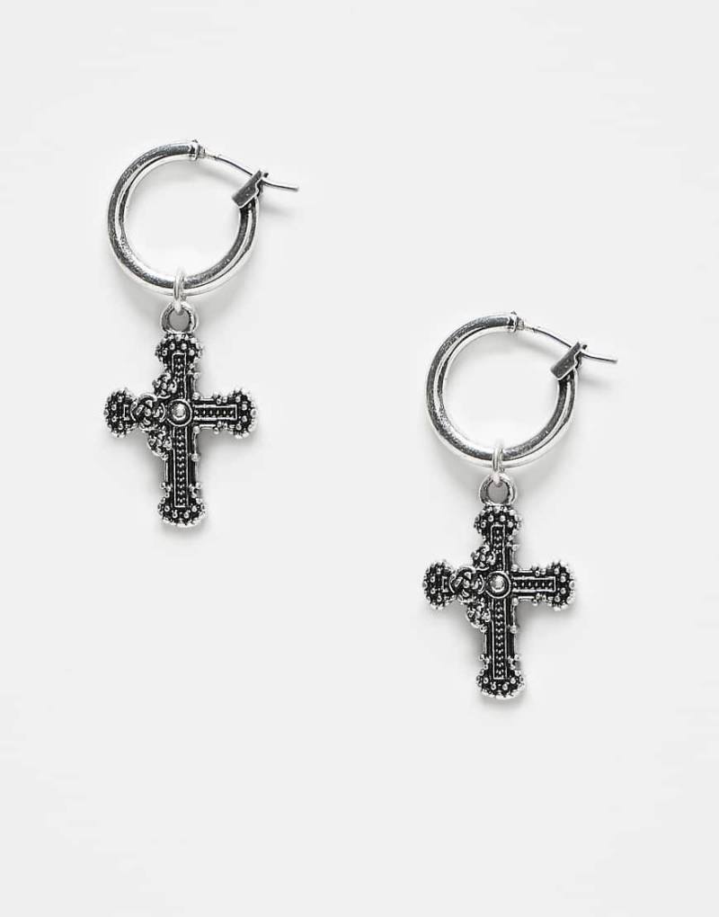 Reclaimed Vintage - Kleine Unisex-Creolen in Silberoptik mit Kreuzanhänger von Reclaimed Vintage