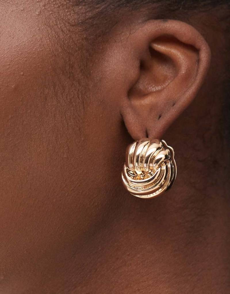 Reclaimed Vintage - Klobige goldfarbene Ohrringe mit Wellenstruktur von Reclaimed Vintage