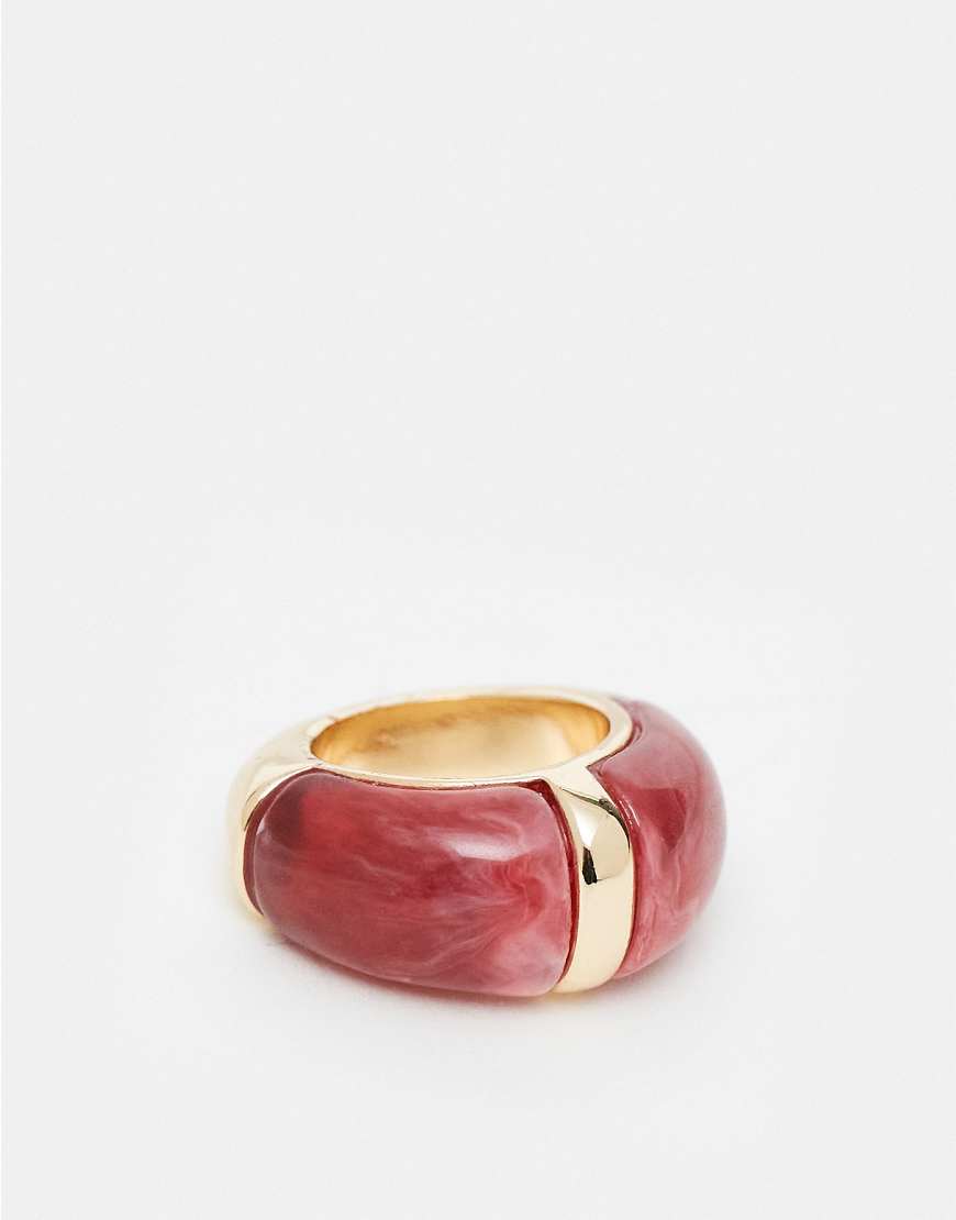 Reclaimed Vintage - Klobiger goldfarbener Ring mit rotem Harzeinsatz von Reclaimed Vintage