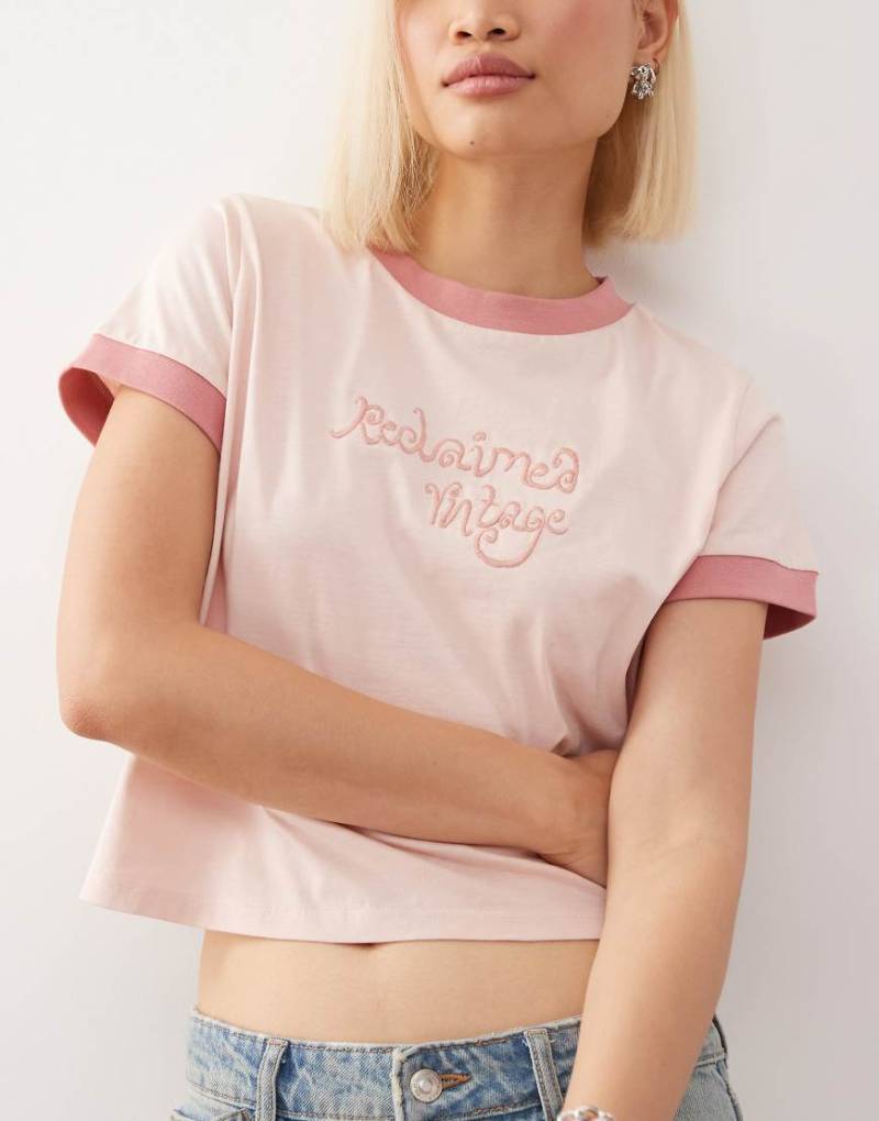 Reclaimed Vintage - Knapp geschnittenes Ringer-T-Shirt in Babyrosa mit gesticktem Branding von Reclaimed Vintage
