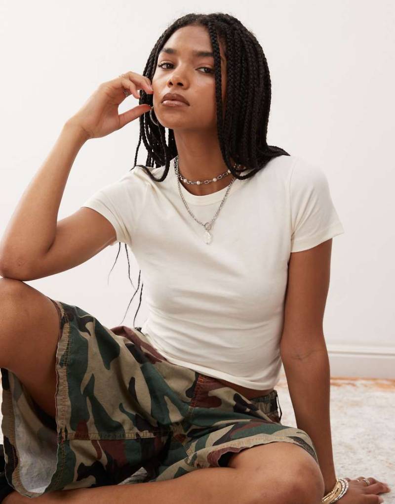 Reclaimed Vintage - Knapp geschnittenes T-Shirt in Buttermilchgelb von Reclaimed Vintage