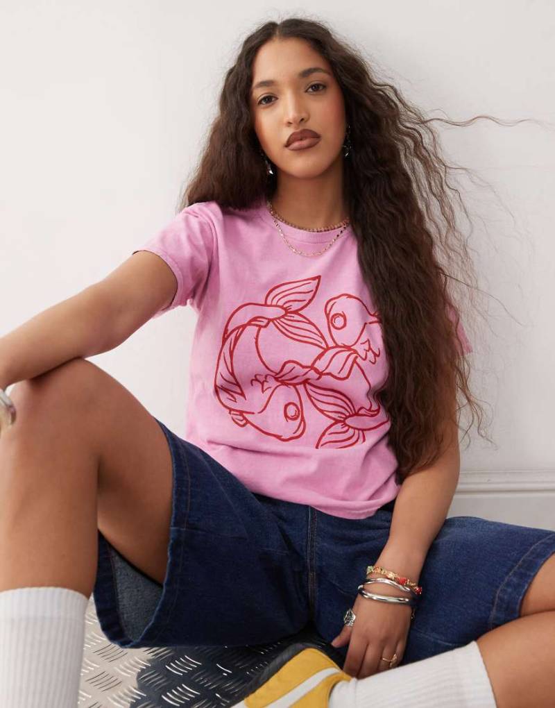 Reclaimed Vintage - Knapp geschnittenes T-Shirt aus Baumwolle in Rosa mit Fisch-Print von Reclaimed Vintage