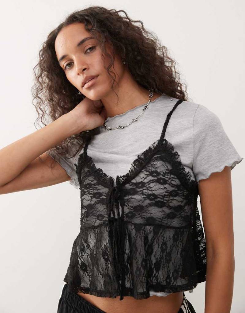 Reclaimed Vintage - Knapp geschnittenes T-Shirt in Schwarz mit Camisole-Lage aus Spitze von Reclaimed Vintage