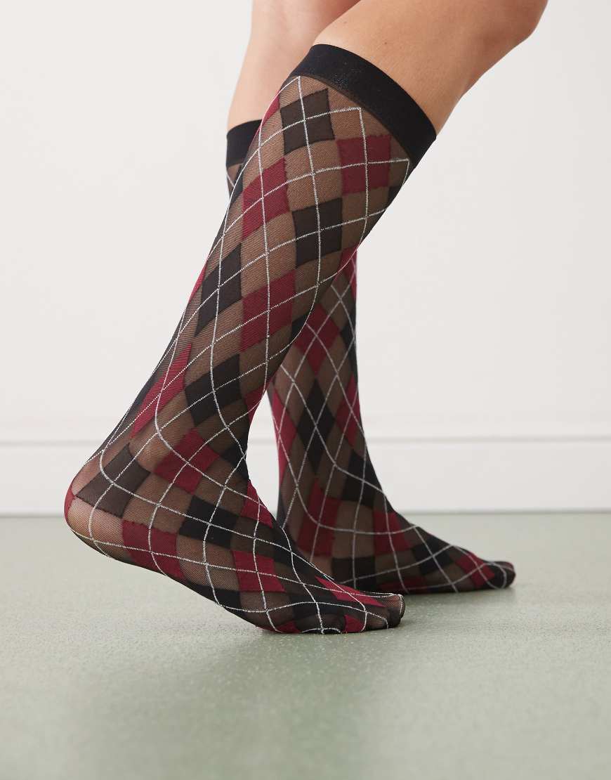 Reclaimed Vintage - Kniehohe, transparente Socken mit Rautenmuster in Rot und Schwarz-Bunt Reclaimed Vintage - Kniehohe, transparente Socken mit Rautenmuster in Rot und Schwarz-Bunt von Reclaimed Vintage