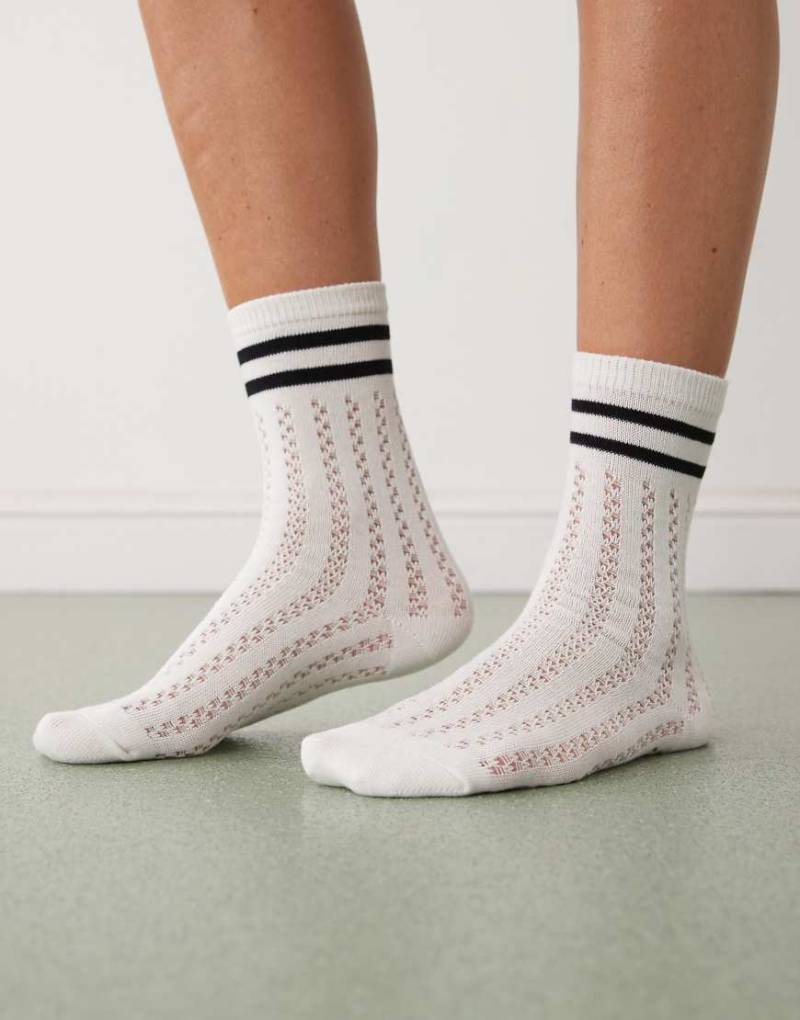 Reclaimed Vintage - Knöchelsocken aus Spitze in Weiß mit sportlichen Streifen von Reclaimed Vintage