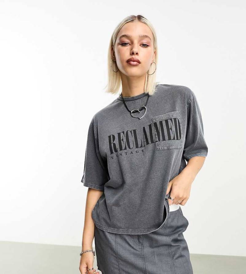 Reclaimed Vintage - Kurz geschnittenes T-Shirt in Anthrazit mit Logo-Grau von Reclaimed Vintage