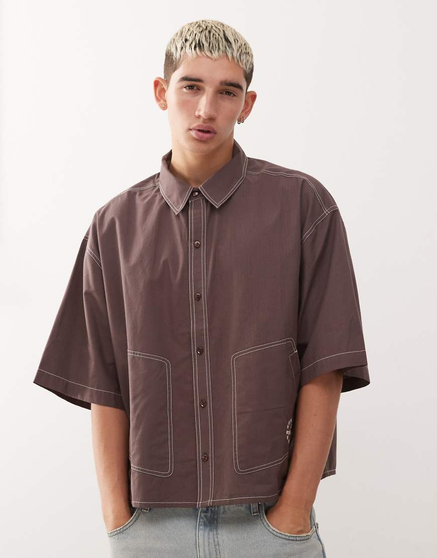 Reclaimed Vintage - Kurzärmliges, kastiges Cropped-Hemd in Braun mit Kontrastnähten-Brown von Reclaimed Vintage