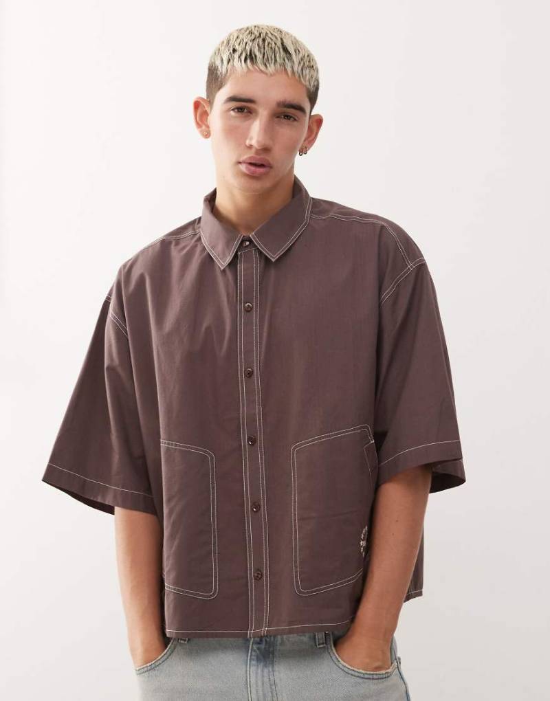 Reclaimed Vintage - Kurzärmliges, kastiges Cropped-Hemd in Braun mit Kontrastnähten-Brown Reclaimed Vintage - Kurzärmliges, kastiges Cropped-Hemd in Braun mit Kontrastnähten-Brown von Reclaimed Vintage