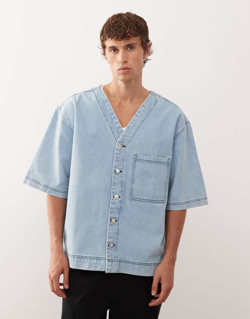 Reclaimed Vintage - Kurzärmliges Baseball-Hemd aus Denim in hellblauer Waschung Reclaimed Vintage - Kurzärmliges Baseball-Hemd aus Denim in hellblauer Waschung von Reclaimed Vintage