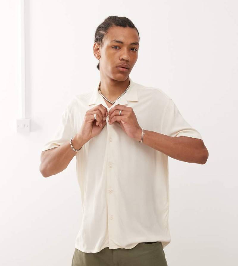 Reclaimed Vintage - Kurzärmliges Boxy Fit Viskose-Hemd in Ecru mit Reverskragen-Weiß von Reclaimed Vintage